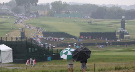 Vòng 1 U.S. Open tạm dừng do mưa bão