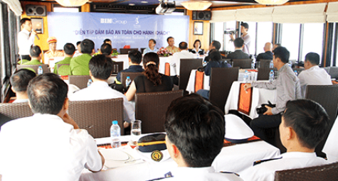 Buổi diễn tập cứu hộ cứu nạn của Syrena Cruise trên Vịnh Hạ Long