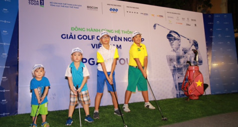 Golfer trẻ Hà Nội hướng dẫn chơi golf tại phố đi bộ