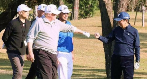 Tổng thống Donald Trump có vòng golf 9 hố cùng Thủ tướng Shinzo Abe và Hideki Matsuyama