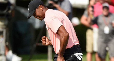 Tiger Woods đánh 65 gậy, chia sẻ ngôi đầu bảng cùng Rickie Fowler tại vòng 1 Tour Championship