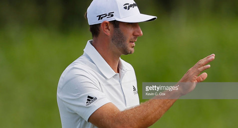 Dustin Johnson bị phạt 2 gậy do đánh nhầm bóng.