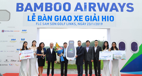 Golfer Cao Xuân Hùng nhận giải thưởng HIO 4 xe Mercedes