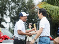 Chủ tịch Tập đoàn FLC – Ông Trịnh Văn Quyết trao giải thưởng HIO 10 tỷ đồng cho golfer Trần Huy Cương