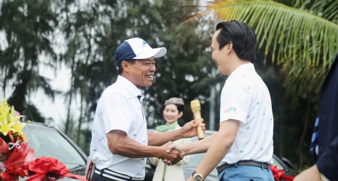 Chủ tịch Tập đoàn FLC – Ông Trịnh Văn Quyết trao giải thưởng HIO 10 tỷ đồng cho golfer Trần Huy Cương