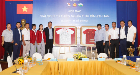 Đấu giá áo của Tuyển Bóng Đá Nữ có chữ ký của Thủ Tướng tại 'Giải golf Từ thiện Nghĩa Tình Bình Thuận'