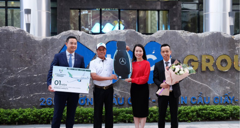 Tập Đoàn FLC chính thức bàn giao 4 xe Mercedes cho golfer Trần Huy Cương