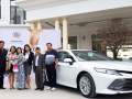 Nữ golfer Trịnh Thị Giang nhận bàn giao giải thưởng tỷ đồng cho cú HIO