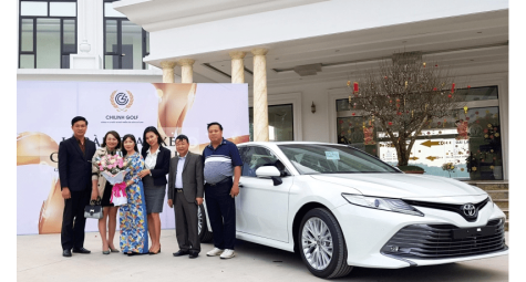 Nữ golfer Trịnh Thị Giang nhận bàn giao giải thưởng tỷ đồng cho cú HIO