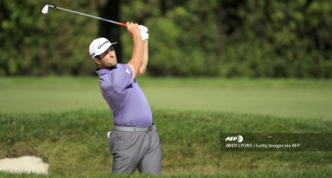 Golfer số 2 thế giới nhấc bóng trên green…mà quên chưa mark bóng
