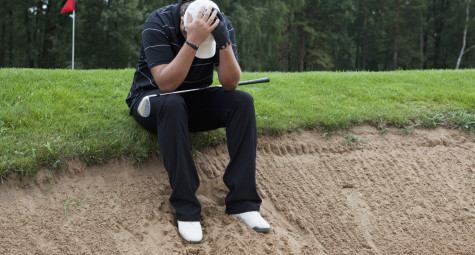 Vì sao bạn đánh bóng trên sân tập tốt hơn trên sân golf?