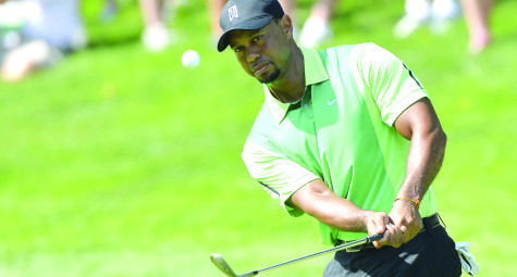 Vì sao Tiger Woods không dùng găng khi chip