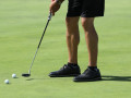 Đi tất đen, golfer bị cấm chơi trên sân