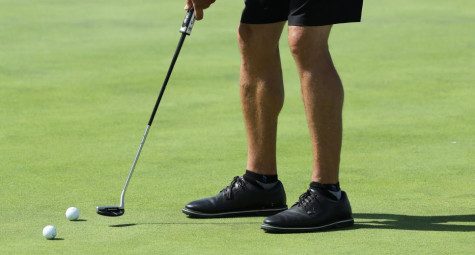Đi tất đen, golfer bị cấm chơi trên sân