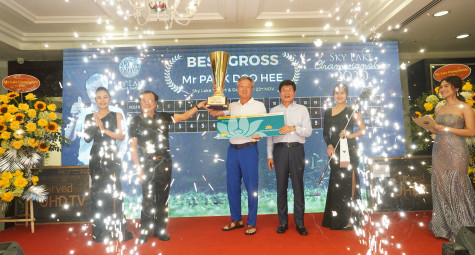 Golfer 68 tuổi vô địch giải CLB Sky Lake 2020