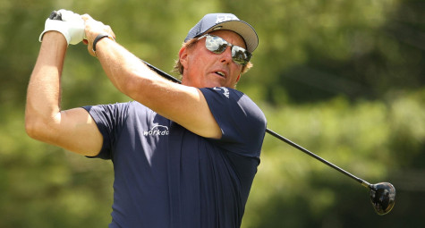 Vòng 2 Travelers Championship 2020: Phil Mickelson vươn lên dẫn đầu, thêm 2 golfer rút lui vì Covid-19