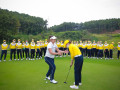 Nguyễn Thảo My chia sẻ kiến thức golf với caddie sân Tràng An