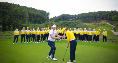 Nguyễn Thảo My chia sẻ kiến thức golf với caddie sân Tràng An