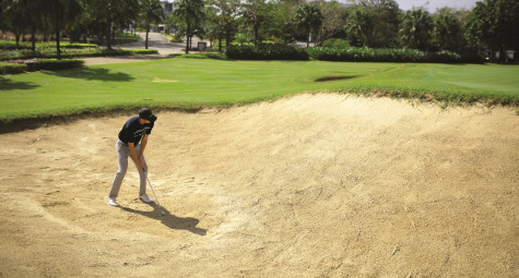 Thử thách đánh bóng ở bunker có bờ cát cao