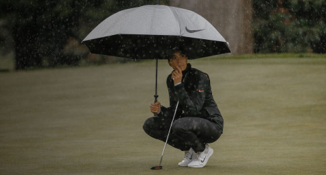 Khi nào buộc phải tạm dừng hay hủy vòng đấu golf?