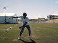Kinh ngạc: Cầu thủ bóng đá chơi golf bằng một tay