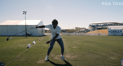 Kinh ngạc: Cầu thủ bóng đá chơi golf bằng một tay