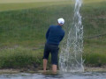 Pha thoát bẫy nước ngoạn mục của golfer Ba Lan