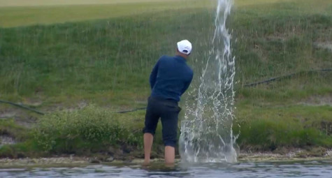 Pha thoát bẫy nước ngoạn mục của golfer Ba Lan