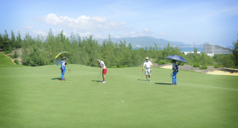 Thực hư chuyện Phó cục Thuế Bình Định khảo sát sân golf giữa mùa dịch