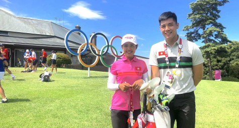 Nữ golfer Hồng Kông xem yardage book của Schauffele như “bùa hộ mệnh”