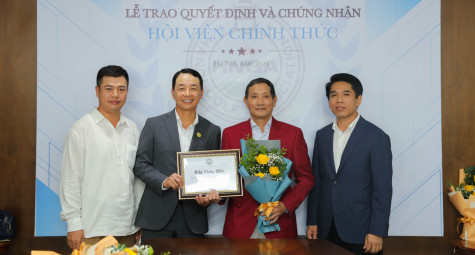 Tổng thư ký VGA trao Giấy chứng nhận Hội viên chính thức HNGA cho các CLB golf Hà Nội