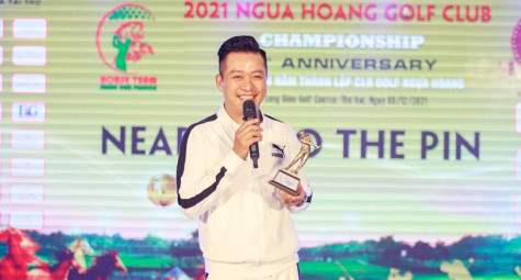 Ca sĩ Tuấn Hưng giành cúp ở giải CLB Ngựa Hoang