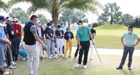 Học viên chương trình “Đào tạo HLV golf cấp độ 1” thực hành trên sân 
