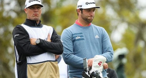 Không nghe caddie, Jon Rahm đánh bóng lọt bẫy nước