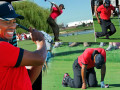 Tiger Woods khuỵu gối đau đớn ngay sau khi hoàn thành cú đánh