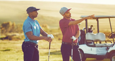 Tình huống golf: Quả bóng golf va chạm vào người khác và đi vào lỗ. Cách xử lý?