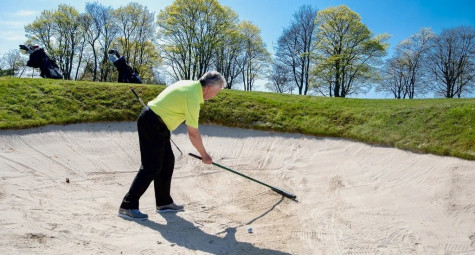 Có thể cào cát trong khu vực bunker hay không?