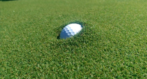 Xe điện chèn bóng golf: Luật Golf giải thích như thế nào?