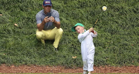 Khoảnh khắc gây sốt: Con trai Billy Horschel nỗ lực "copy" cú swing của cha