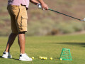 Dùng gậy đẩy bóng tập ra khỏi sân đấu: Luật Golf nói gì?