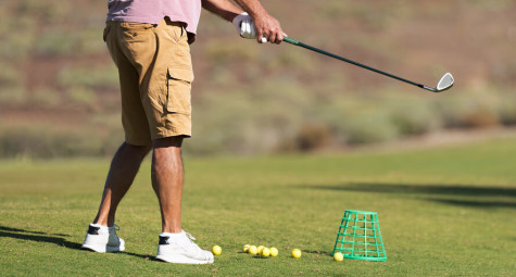 Dùng gậy đẩy bóng tập ra khỏi sân đấu: Luật Golf nói gì?