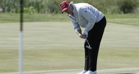 Tổng thống Trump gây chú ý với cú chip chuẩn xác 