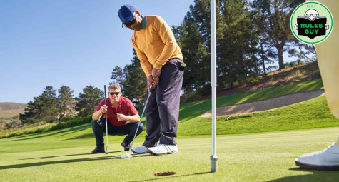 Có được đứng sau lưng người khác khi họ đang putt?