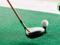 Dùng tee cao su trên sân golf có hợp lệ không?