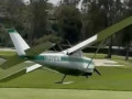 Sân golf “náo loạn” khi máy bay nhỏ hạ cánh khẩn cấp giữa fairway