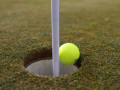 Giải mã luật golf: Bóng kẹt vào cờ nhưng chưa rơi hẳn - holed hay chưa?