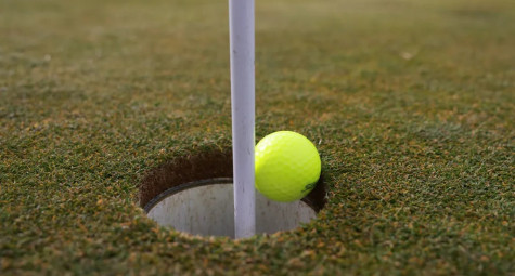 Giải mã luật golf: Bóng kẹt vào cờ nhưng chưa rơi hẳn - holed hay chưa?