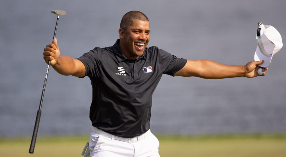 Từng dùng chổi làm gậy golf, Jhonattan Vegas hiện khuấy động vòng mở màn PGA Championship 2025