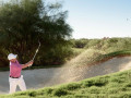 Hai điều chỉnh trong set-up giúp golfer làm chủ bunker mềm 