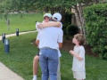 Video Tommy Fleetwood ôm gia đình sau thất bại Travelers này sẽ khiến bạn xúc động!